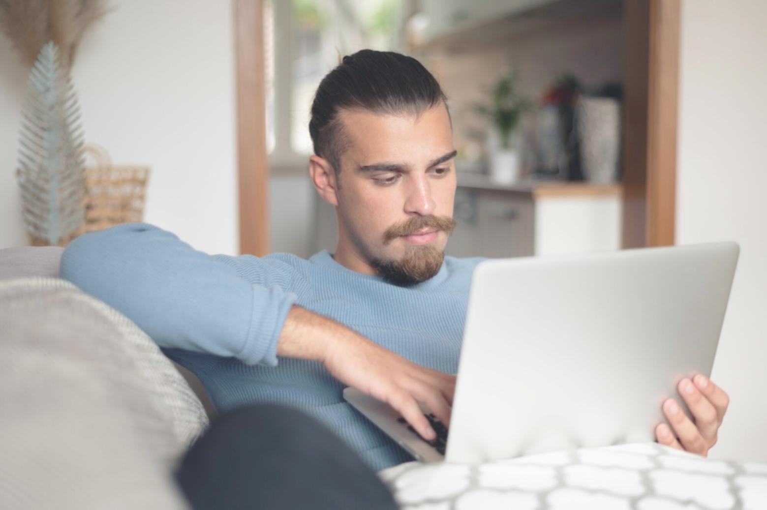 Vista panorámica de Málaga desde las oficinas de quarentheos, simbolizando nuestro compromiso con las empresas andaluzas