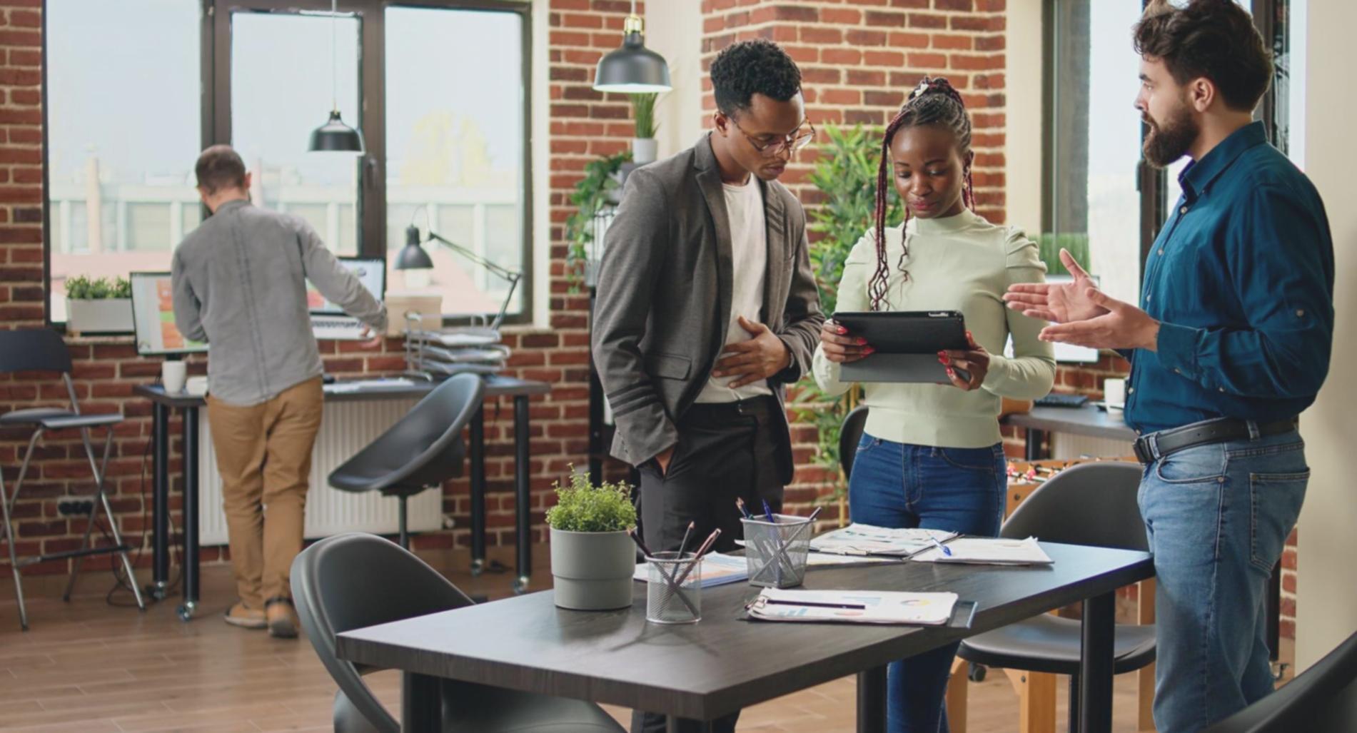 Profesionales analizando estrategias de marketing empresarial