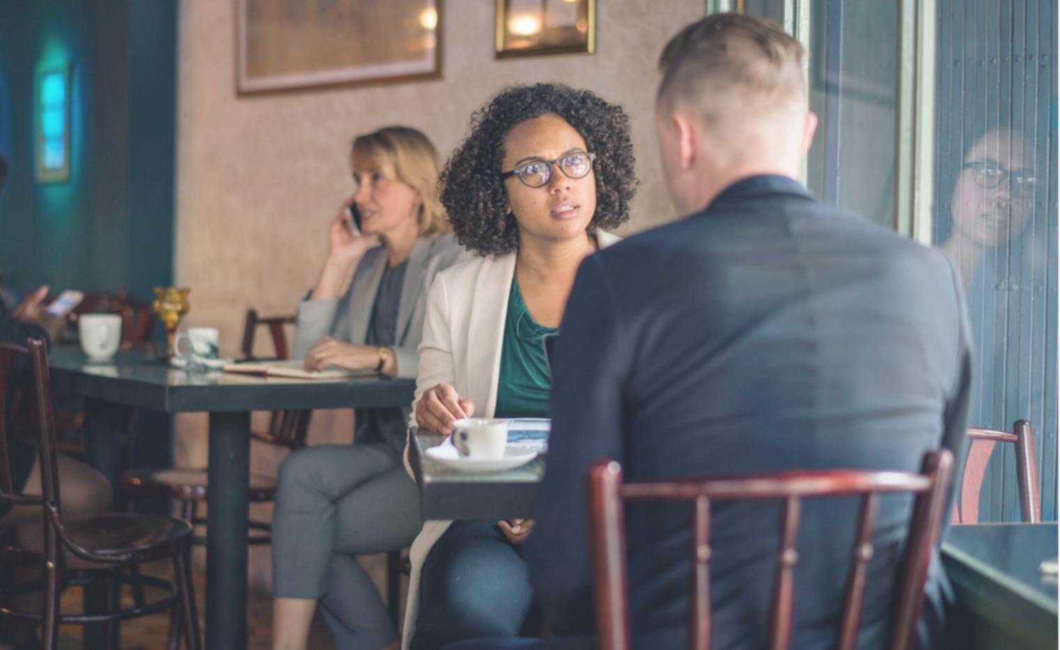 Sesión de consultoría empresarial en las oficinas de quarentheos